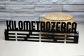 Wieszak na medale KILOMETROŻERCA [M] 36x10 CM - Metalowy ścienny wieszak na medale dla biegacza