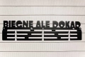 Wieszak na medale BIEGNĘ ALE DOKĄD [M] 36x9 CM - Metalowy ścienny wieszak na medale dla biegacza