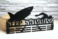 Wieszak ścienny z metalu na medale dla pływaków Pływak z Rekinem Keep Swimming