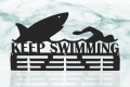Wieszak ścienny z metalu na medale dla pływaków Pływak z Rekinem Keep Swimming