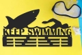 Wieszak ścienny z metalu na medale dla pływaków Pływak z Rekinem Keep Swimming