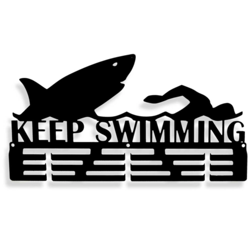 Wieszak ścienny z metalu na medale dla pływaków Pływak z Rekinem Keep Swimming